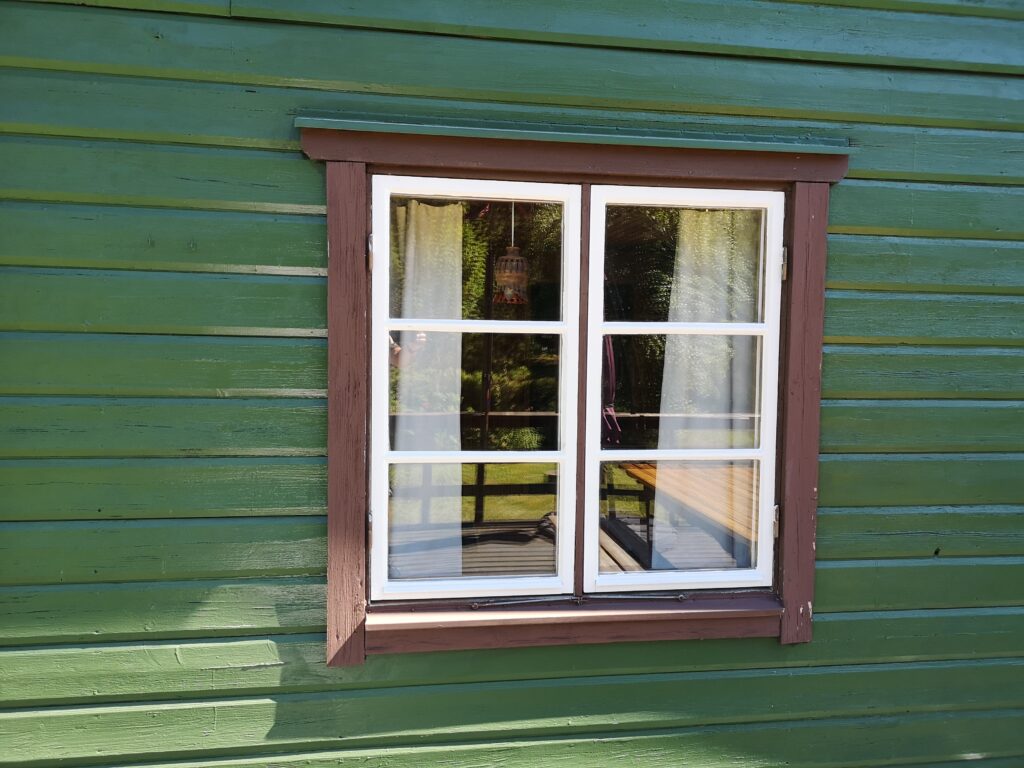 Renoverat fönster åter på plats på sitt hus i Fjällbostrand på Väddö